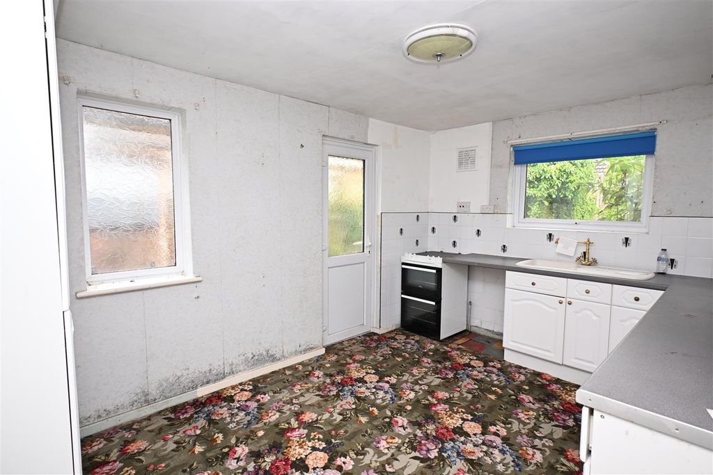 Property photo 3 of 17 Kitchen