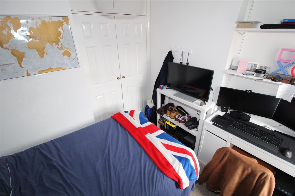 Property photo 2 of 7 Bright Bedroom With Desk And Built-In Storage...