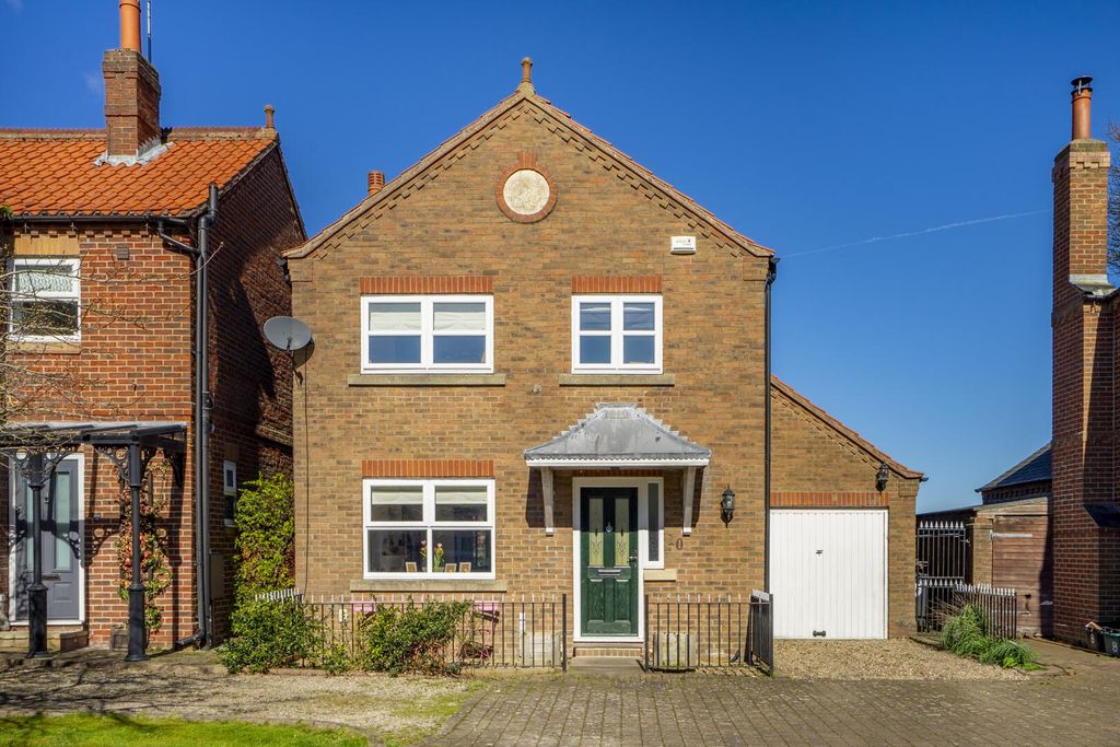 Property photo 1 of 18 Front (Exterior)