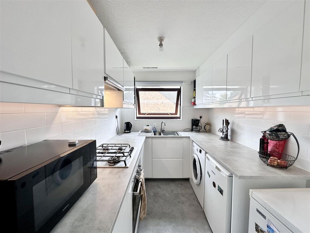 Property photo 2 of 9 Kitchen