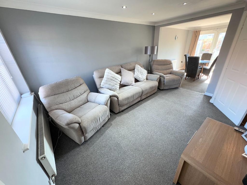 Property photo 3 of 16 Lounge