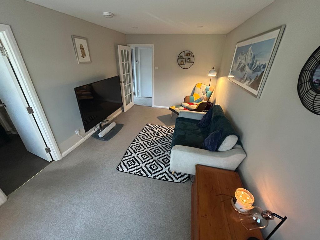 Property photo 3 of 13 99312Dce-Bedb-4B2d-B80F-E41d5698A238