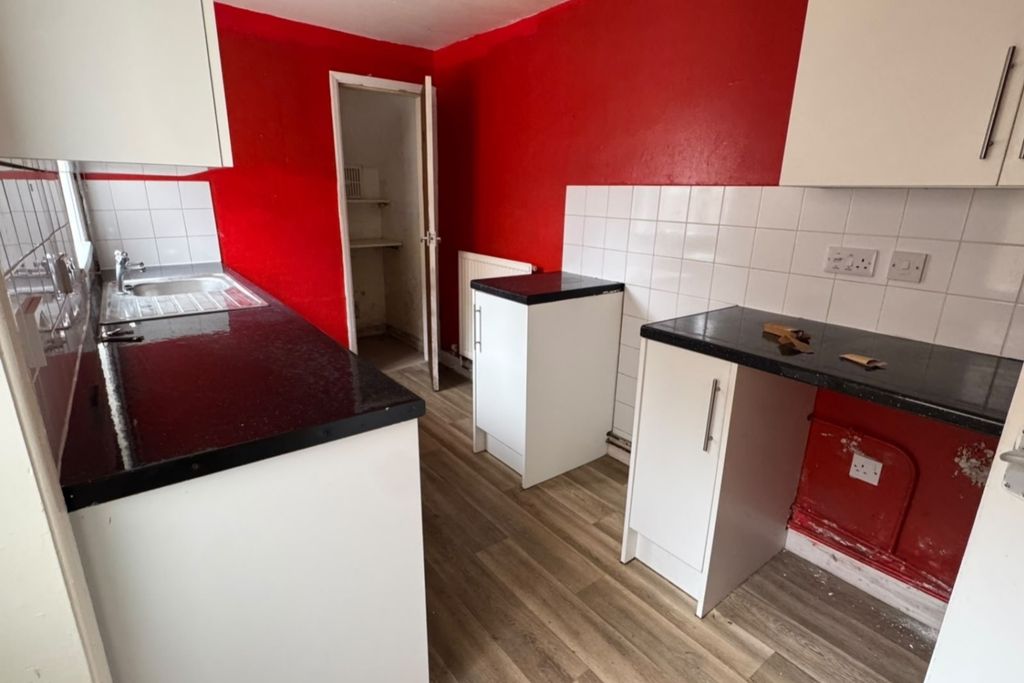 Property photo 2 of 10 Kitchen 1