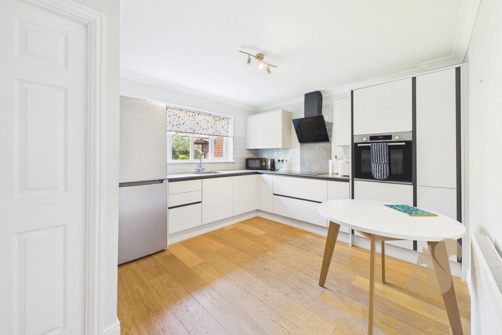 Property photo 3 of 16 Kitchen