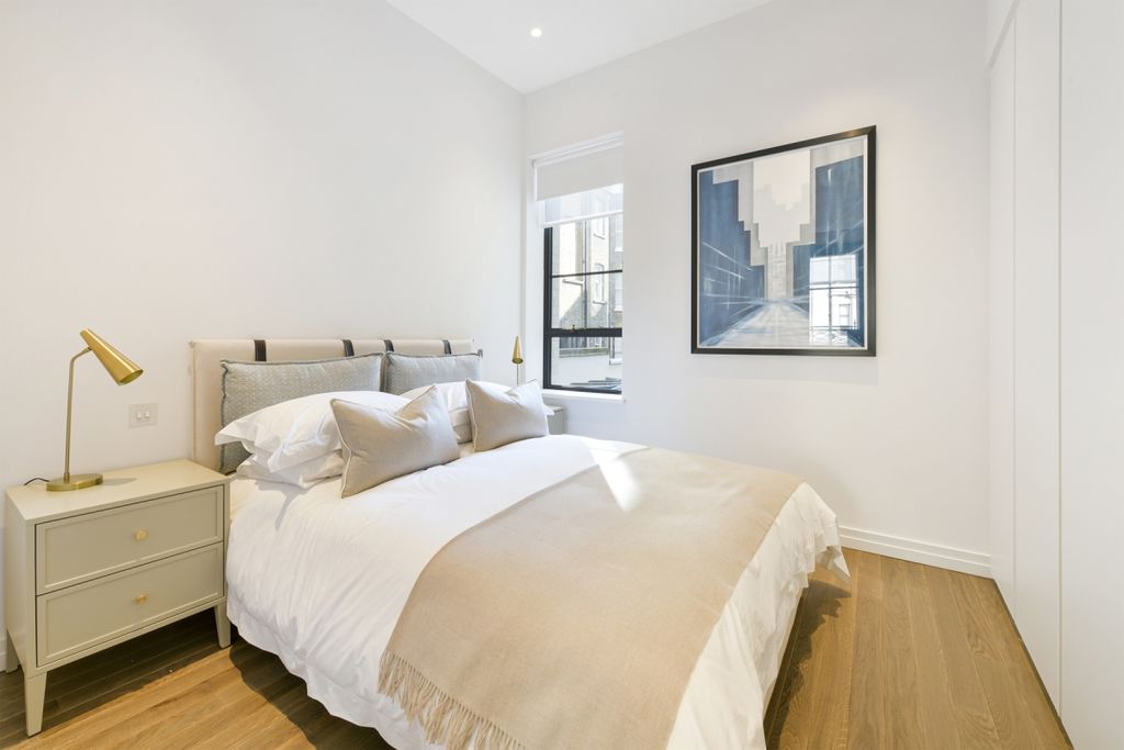 Property photo 3 of 24 Crown Estate, 101...