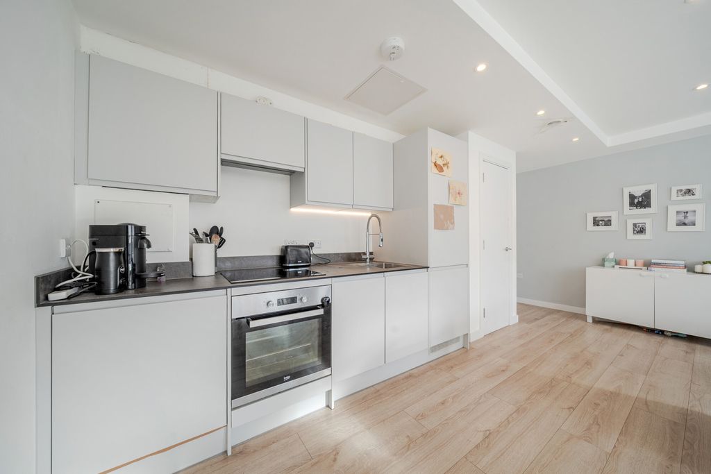 Property photo 3 of 19 1400269-8-696F771...