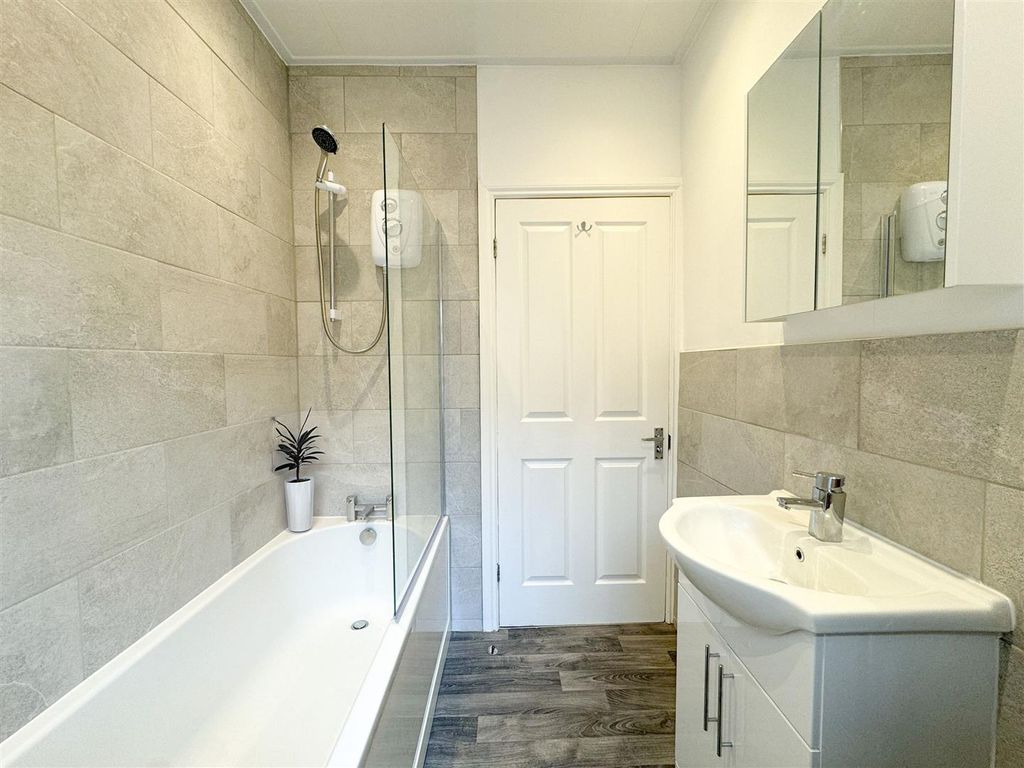 Property photo 2 of 7 Bathroom