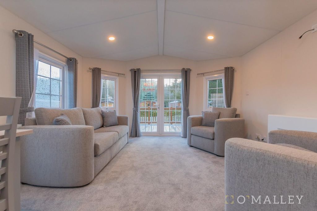 Property photo 3 of 12 Aldersfield 10