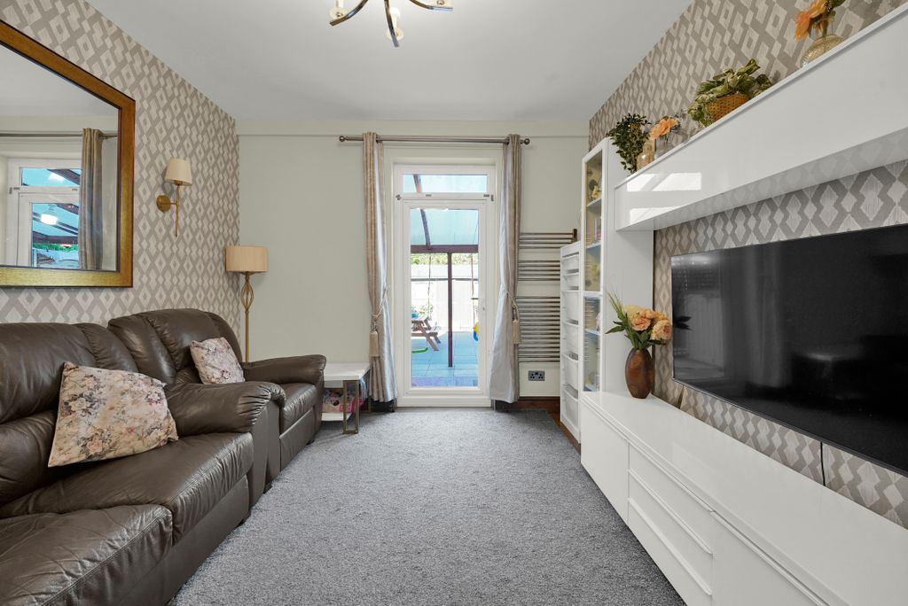 Property photo 3 of 32