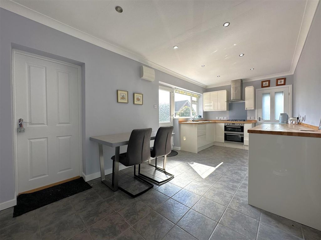 Property photo 2 of 22 Spacious Dining Kitchen 478