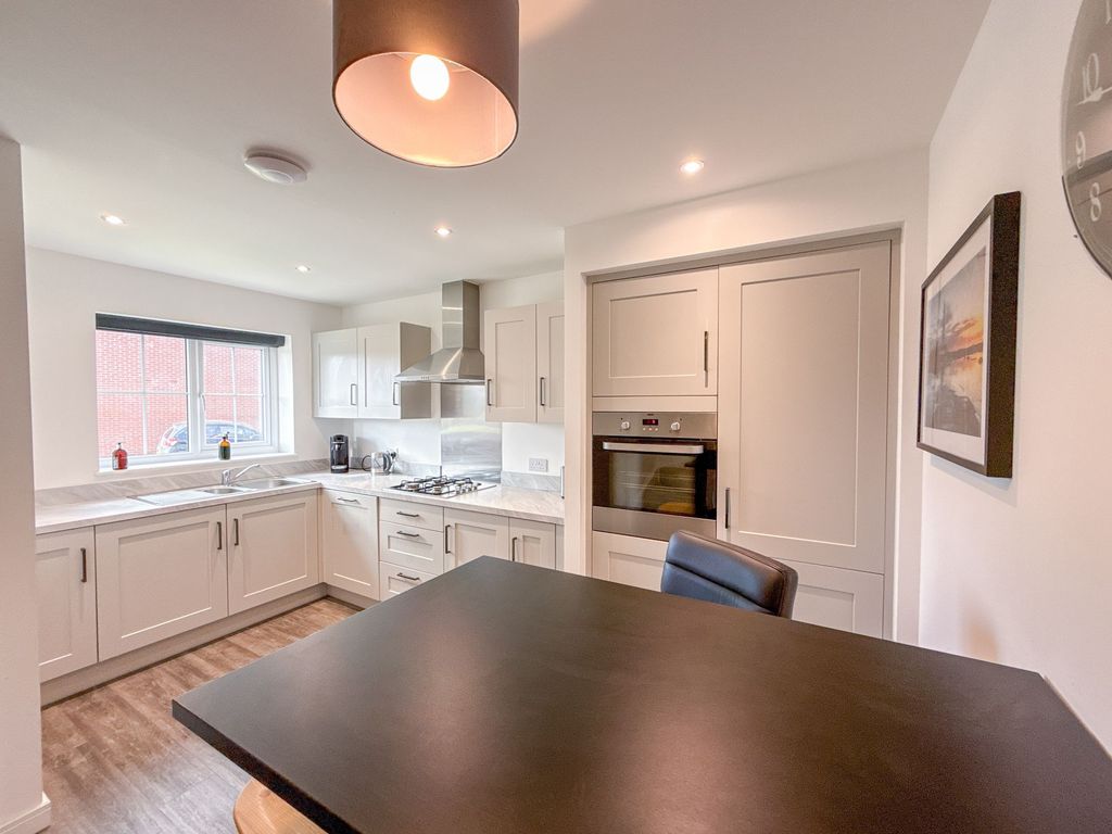 Property photo 3 of 12 Kitchen