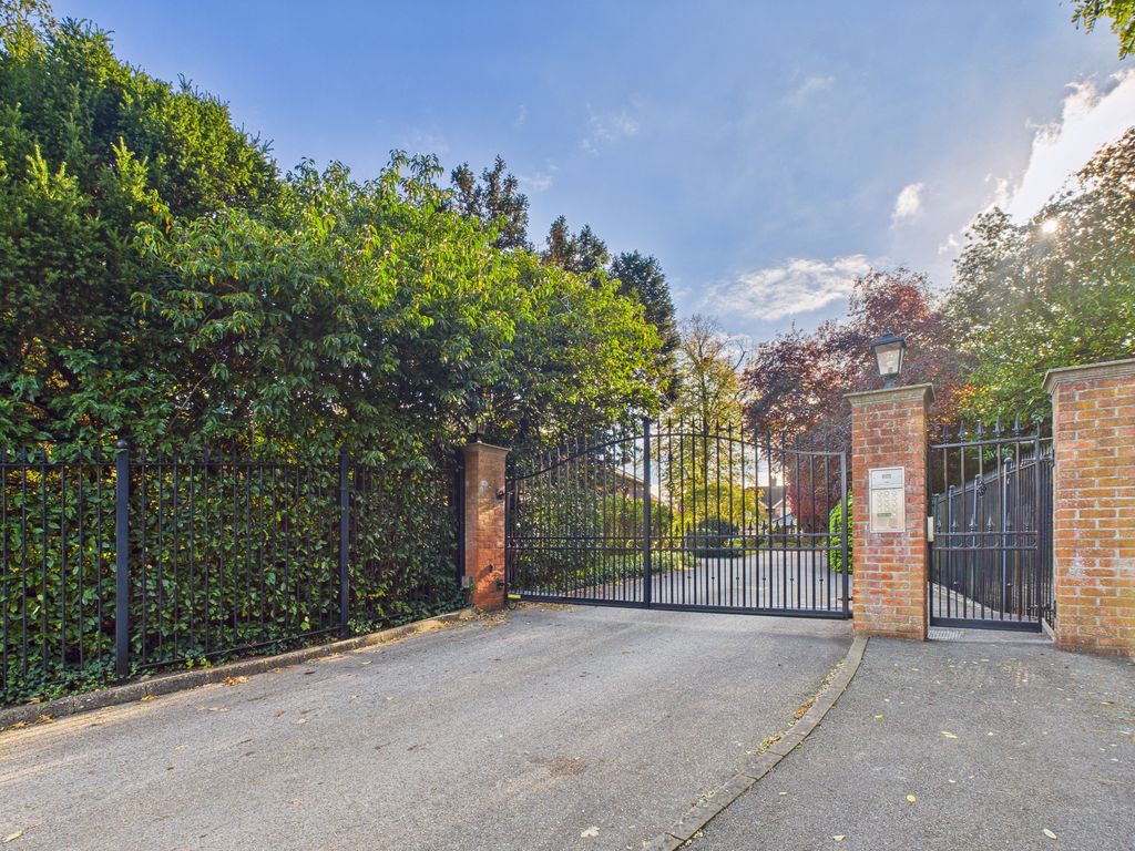 Property photo 3 of 41 Cam05068G0-Pr0054-Still003