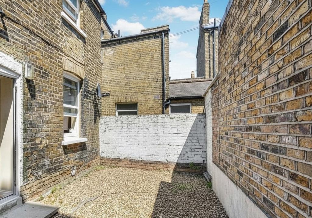 Property photo 3 of 6 Garden 15 Walcorde Ave.Png