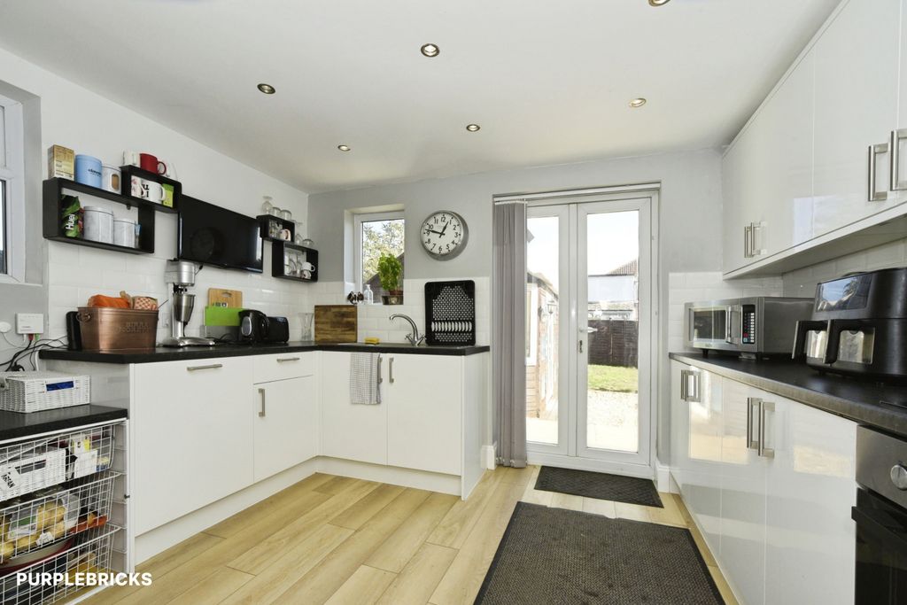 Property photo 3 of 23 Kitchen