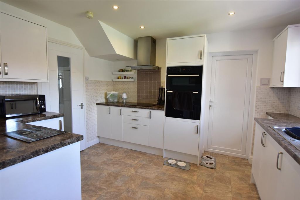 Property photo 3 of 10 Kitchen