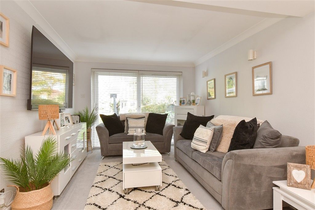 Property photo 2 of 15 Lounge