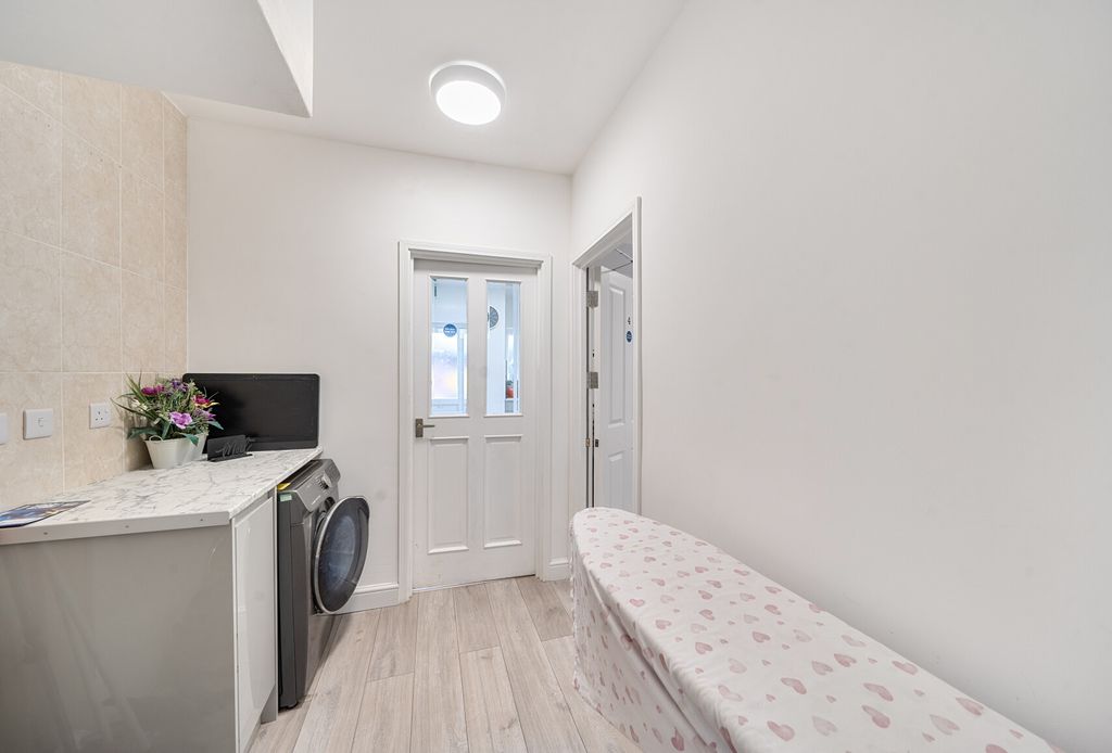 Property photo 3 of 15 1462735-10-6A2008...