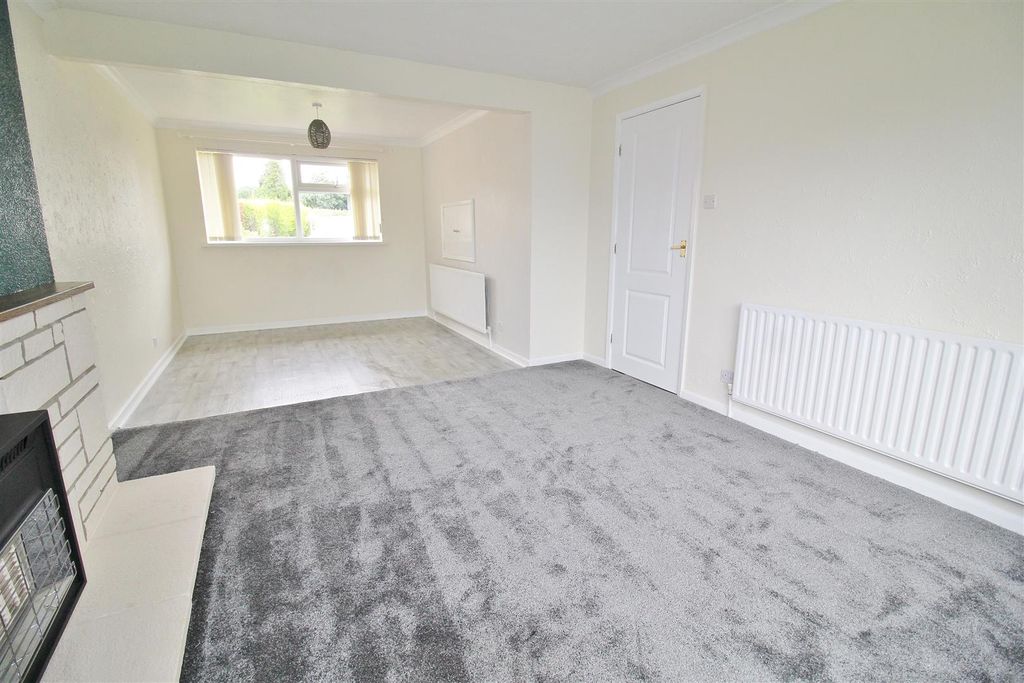 Property photo 3 of 11 Living Room