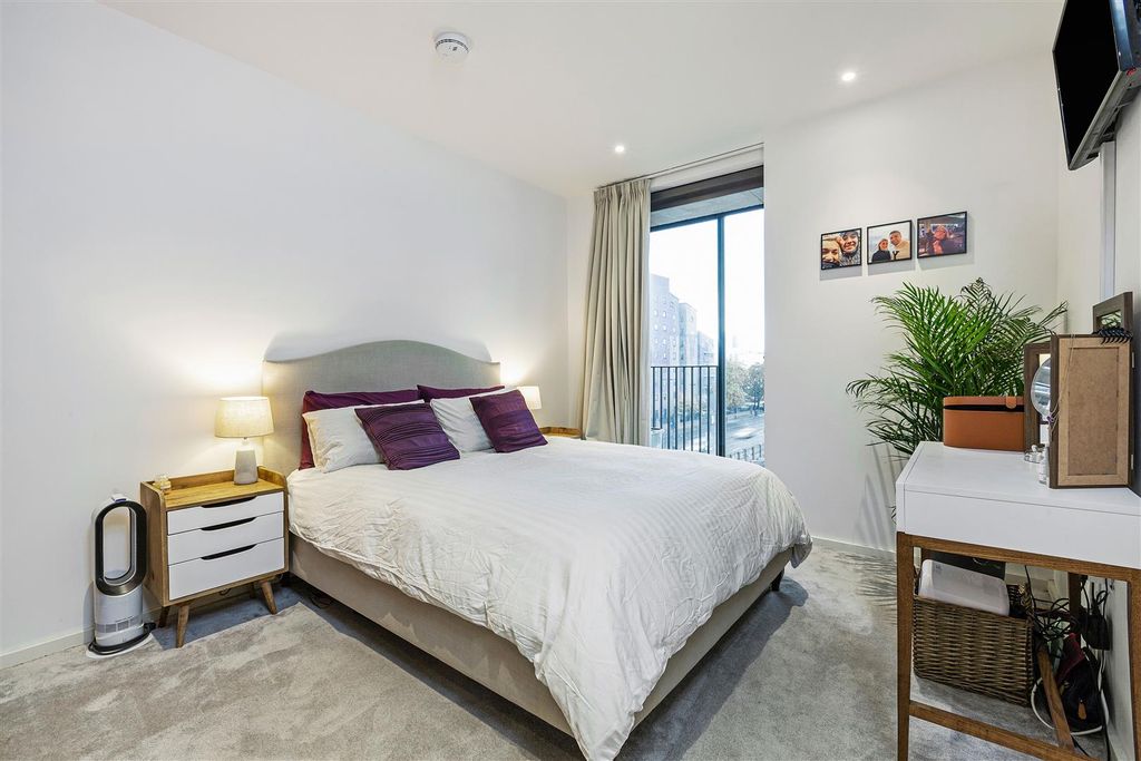 Property photo 3 of 20 Bedroom 1.Jpg