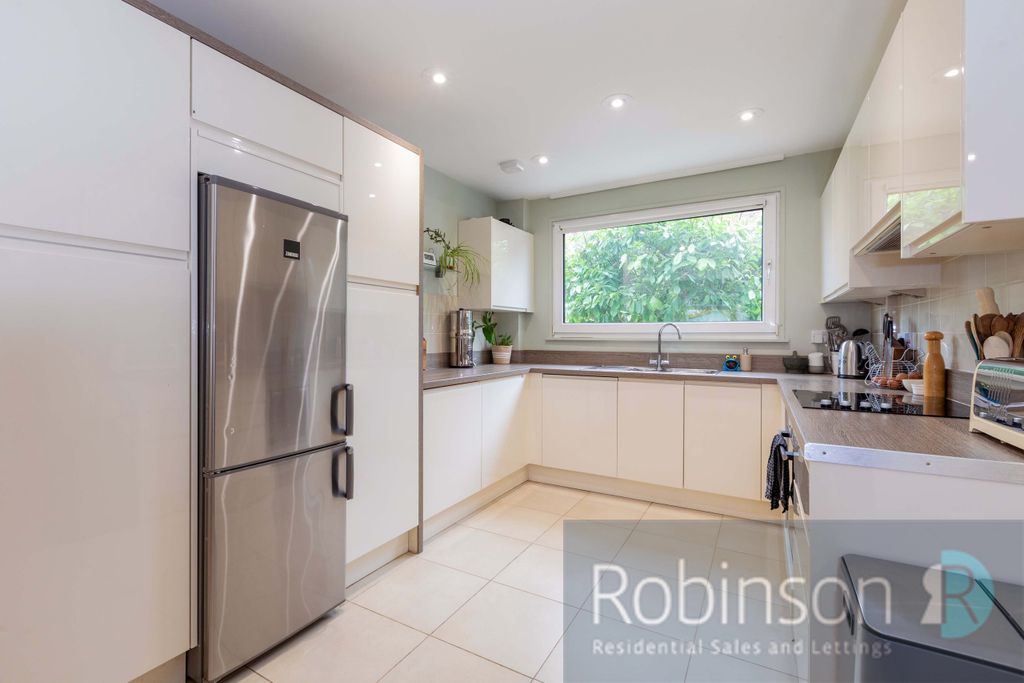 Property photo 2 of 19 17 Lynton Green-10