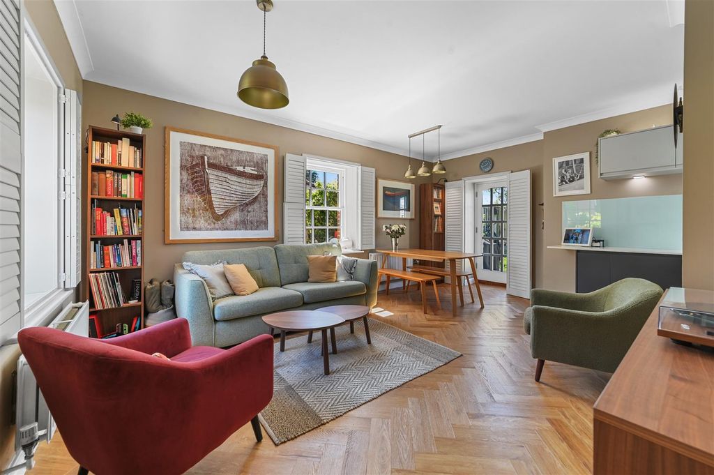 Property photo 3 of 15 Sitting Room