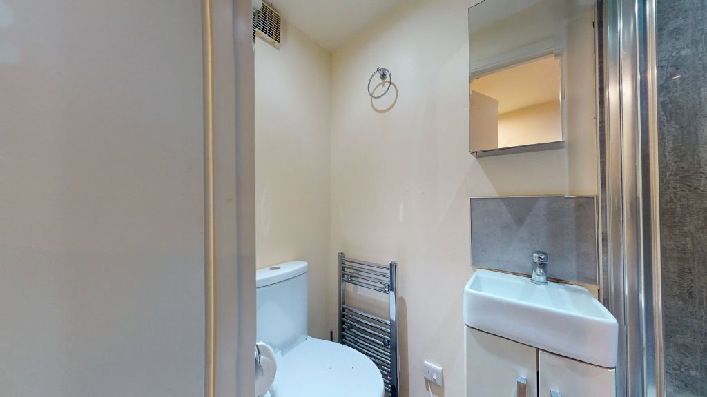 Property photo 3 of 9 Bathroom