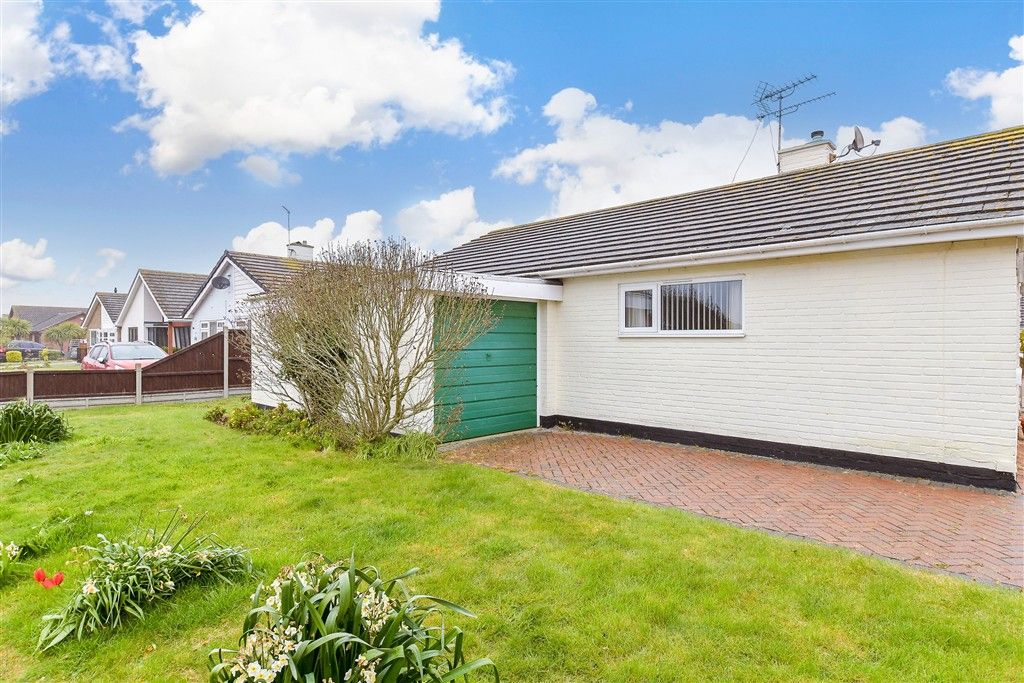 Property photo 2 of 9 Garage