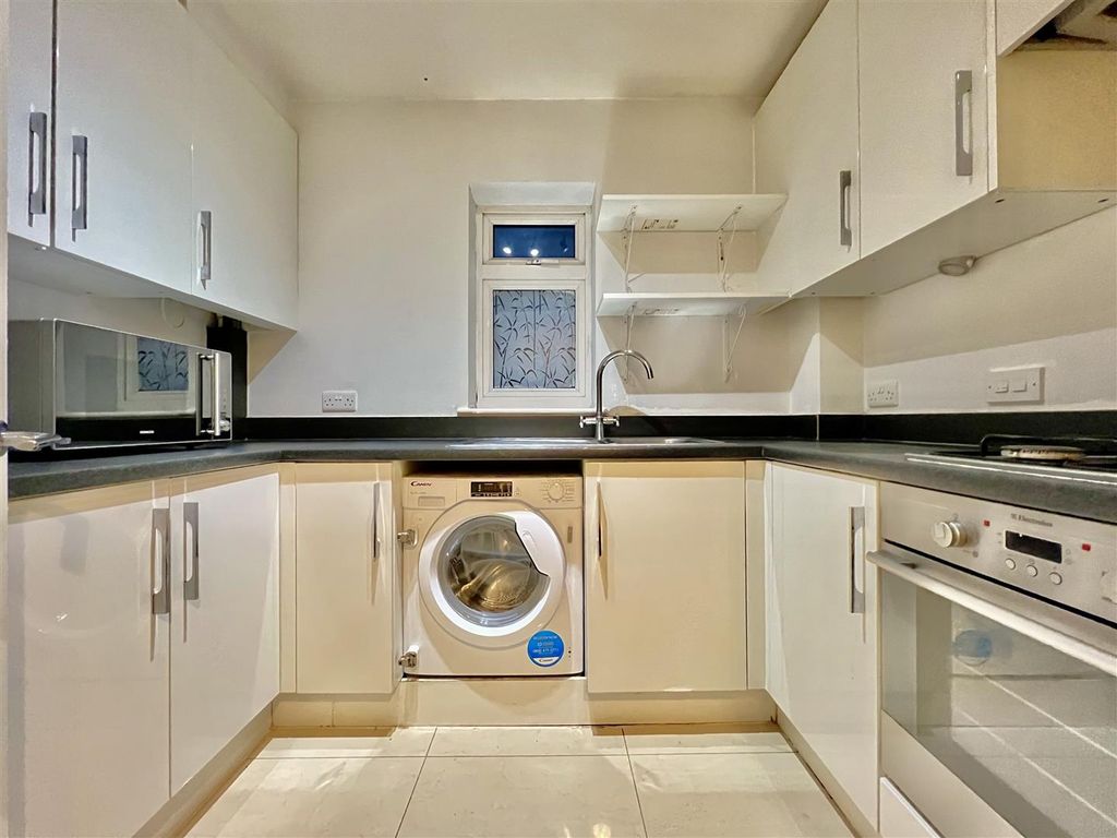 Property photo 2 of 7 Kitchen