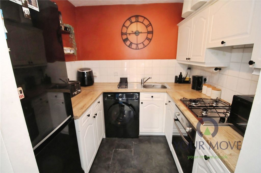 Property photo 3 of 10 Kitchen