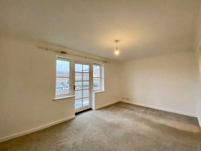 Property photo 3 of 7 Living Room