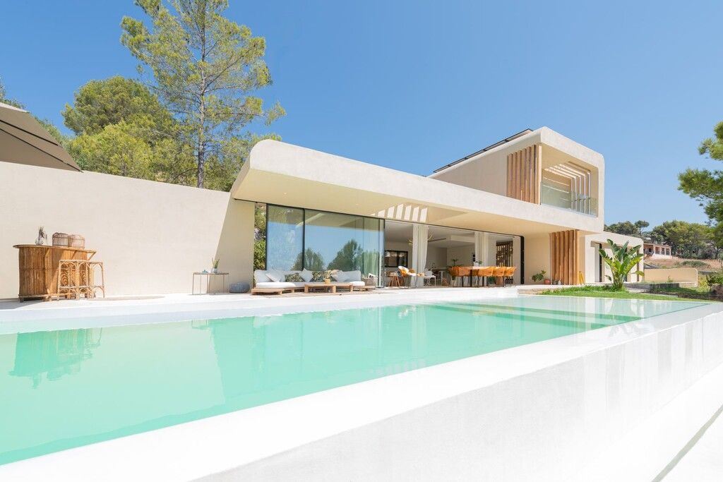 Property photo 1 of 20 Exterior And Pool (2)