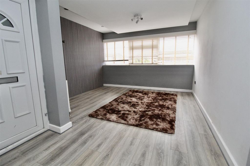 Property photo 2 of 17 Lounge