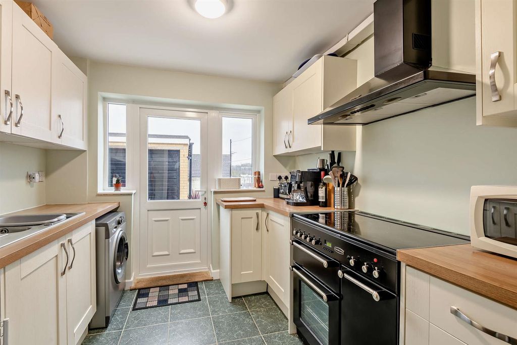 Property photo 3 of 15 8674285-Interior07-800.Jpg