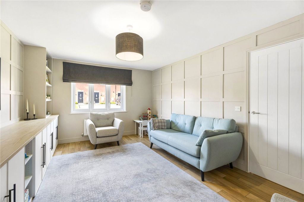 Property photo 3 of 27 Fitzroy Close