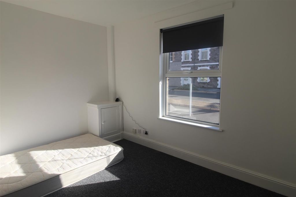 Property photo 2 of 11 89 Cathays Terrace Room 1.Jpg