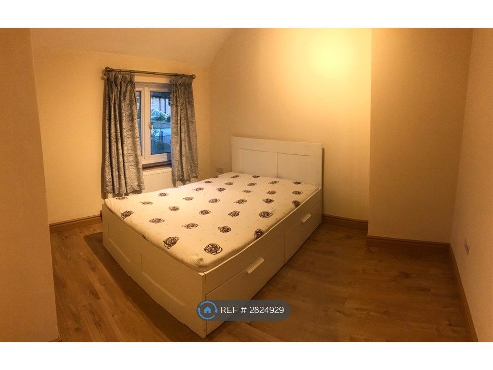 Property photo 3 of 11 Room 4 Available- £900