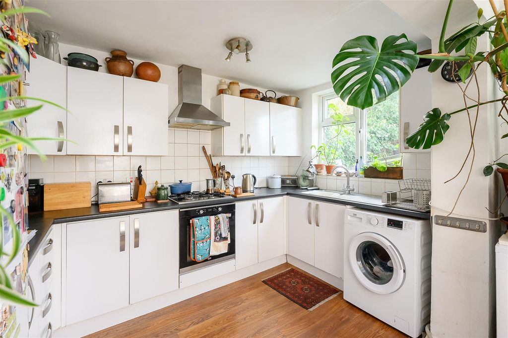 Property photo 3 of 17 Kitchen