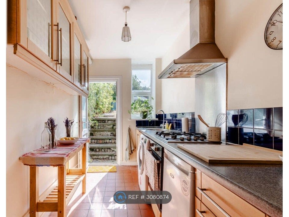 Property photo 3 of 6 Kitchen