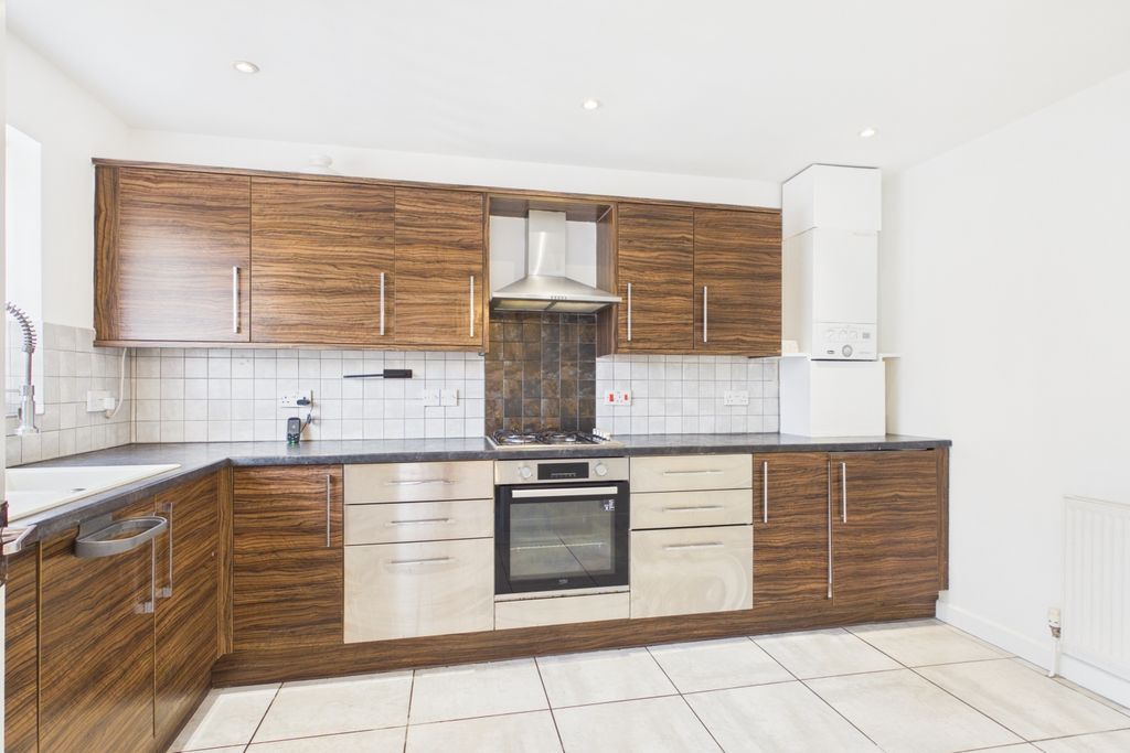 Property photo 3 of 20 Ewemove Spalding - Winsover Rd - Kitchen
