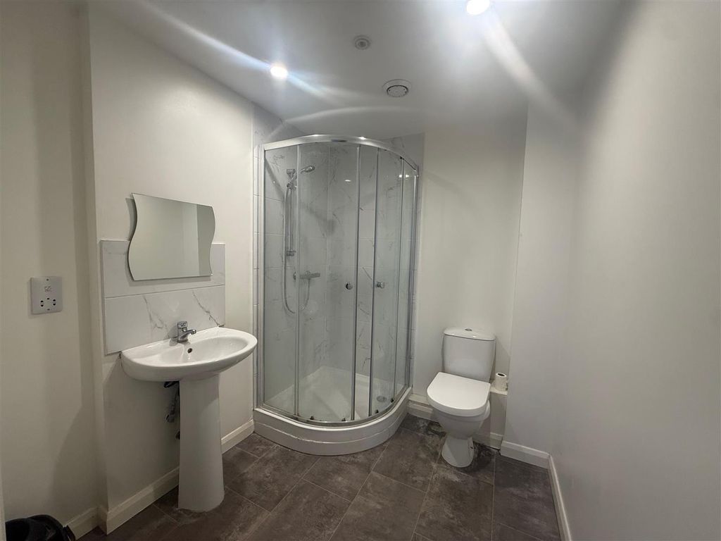 Property photo 3 of 10 Bathroom