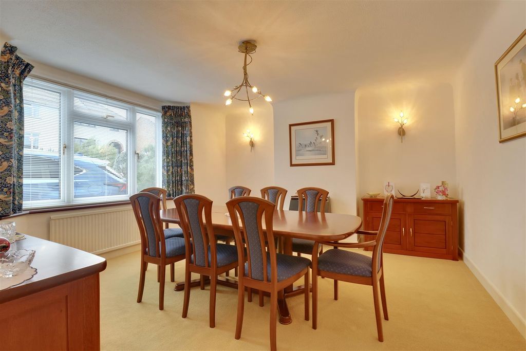 Property photo 3 of 34 0F463674-7Eec-4879-B86F-F00B9Db72CC3_1_201_A.Jpeg