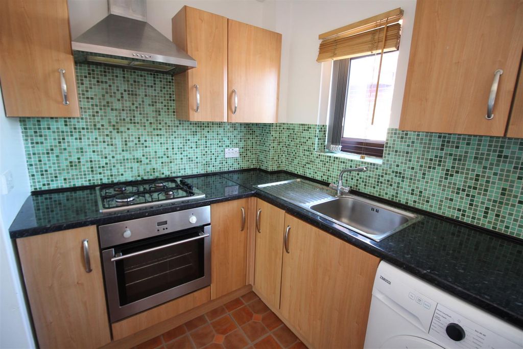 Property photo 3 of 11 Kitchen
