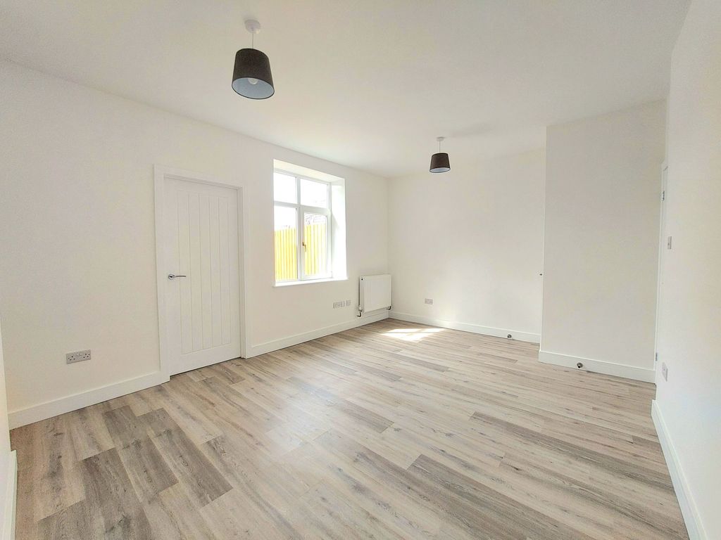 Property photo 2 of 39