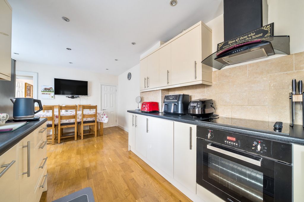 Property photo 3 of 19 1436452-12-69Cbd3...