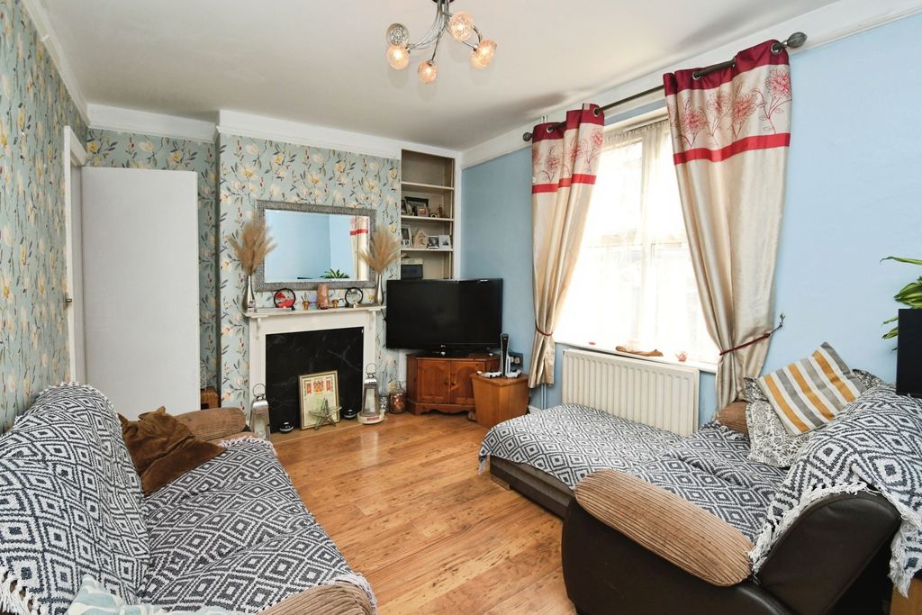 Property photo 2 of 17 Photo