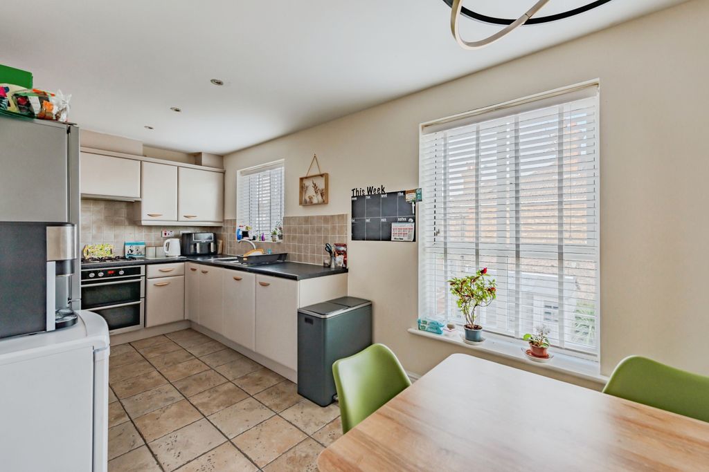 Property photo 3 of 16 Kitchen / Dining Area