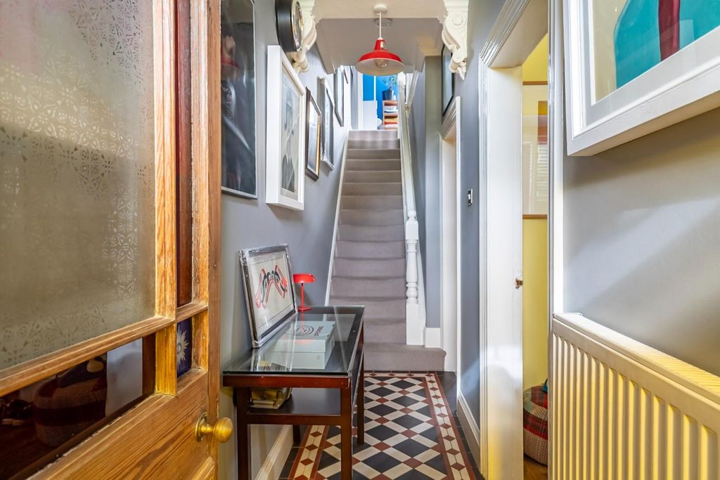 Property photo 2 of 19 Entrance Hall
