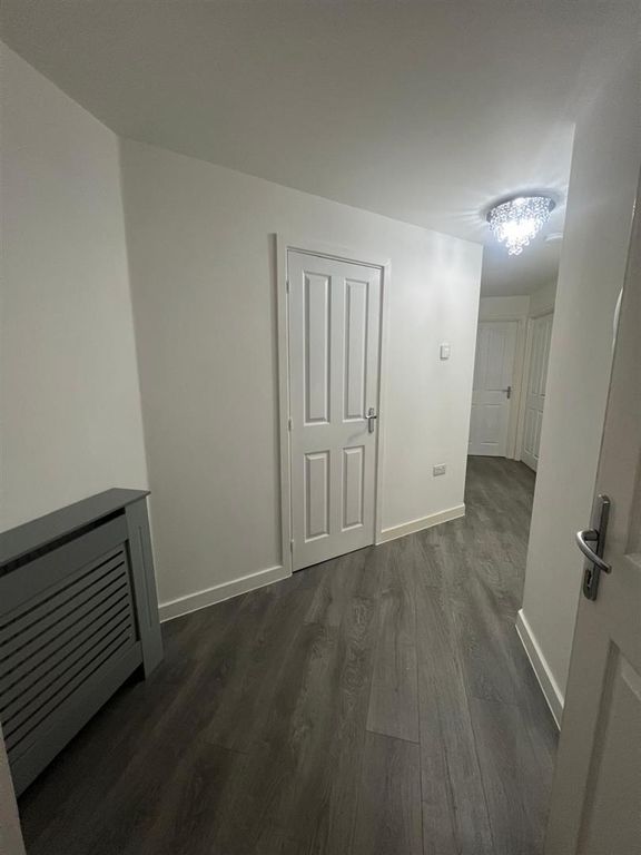 Property photo 3 of 11 Hallway 2 17Kw.Jpg