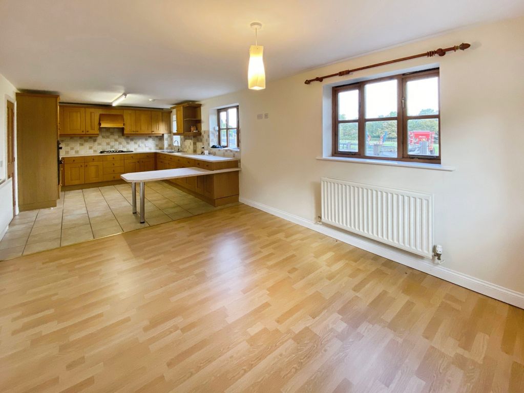 Property photo 3 of 24 Dining Kitchen