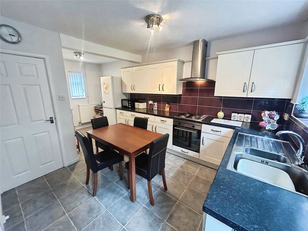 Property photo 3 of 17 Kitchen